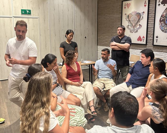 Jorge Lago guiando una conversación con un grupo sentado en círculo